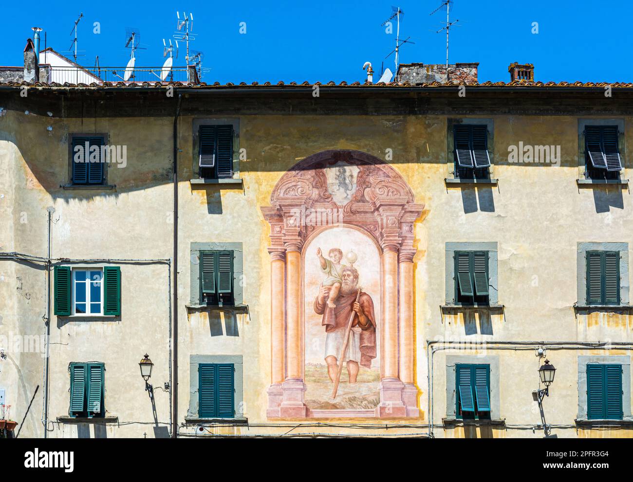 L'affresco raffigurante San Cristoforo in Piazza Vittorio Veneto, Fucecchio, provincia di Firenze, Toscana, Italia, Europa Foto Stock
