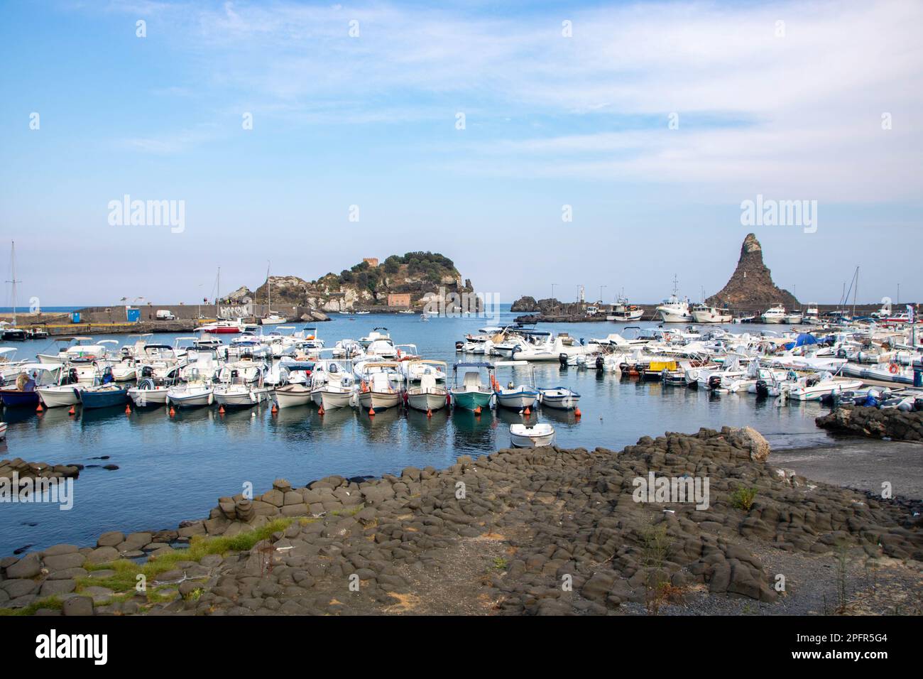 Ad Aci Trezza, Italia, il 08-08-22, il porticciolo e la caratteristica formazione rocciosa lavica chiamata isole di ciclope Foto Stock