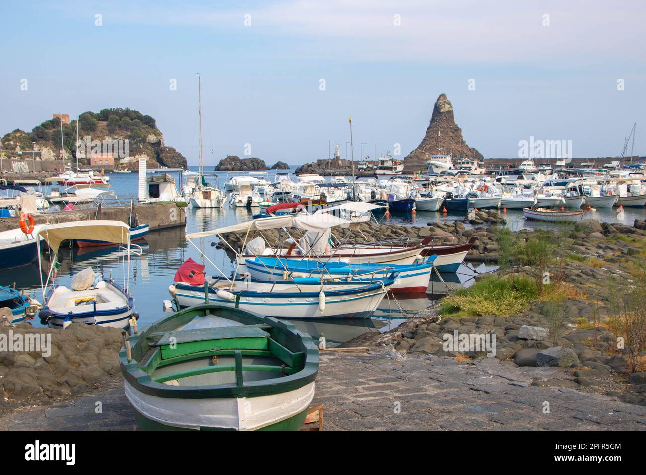 Ad Aci Trezza, Italia, il 08-08-22, il porticciolo e la caratteristica formazione rocciosa lavica chiamata isole di ciclope Foto Stock