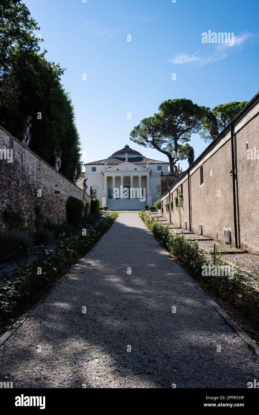Vicenza, Italia - Agosto 13 2022: Via di Villa la rotonda o Villa Almerico Capra Valmarana dell'architetto rinascimentale Andrea Palladio. Foto Stock