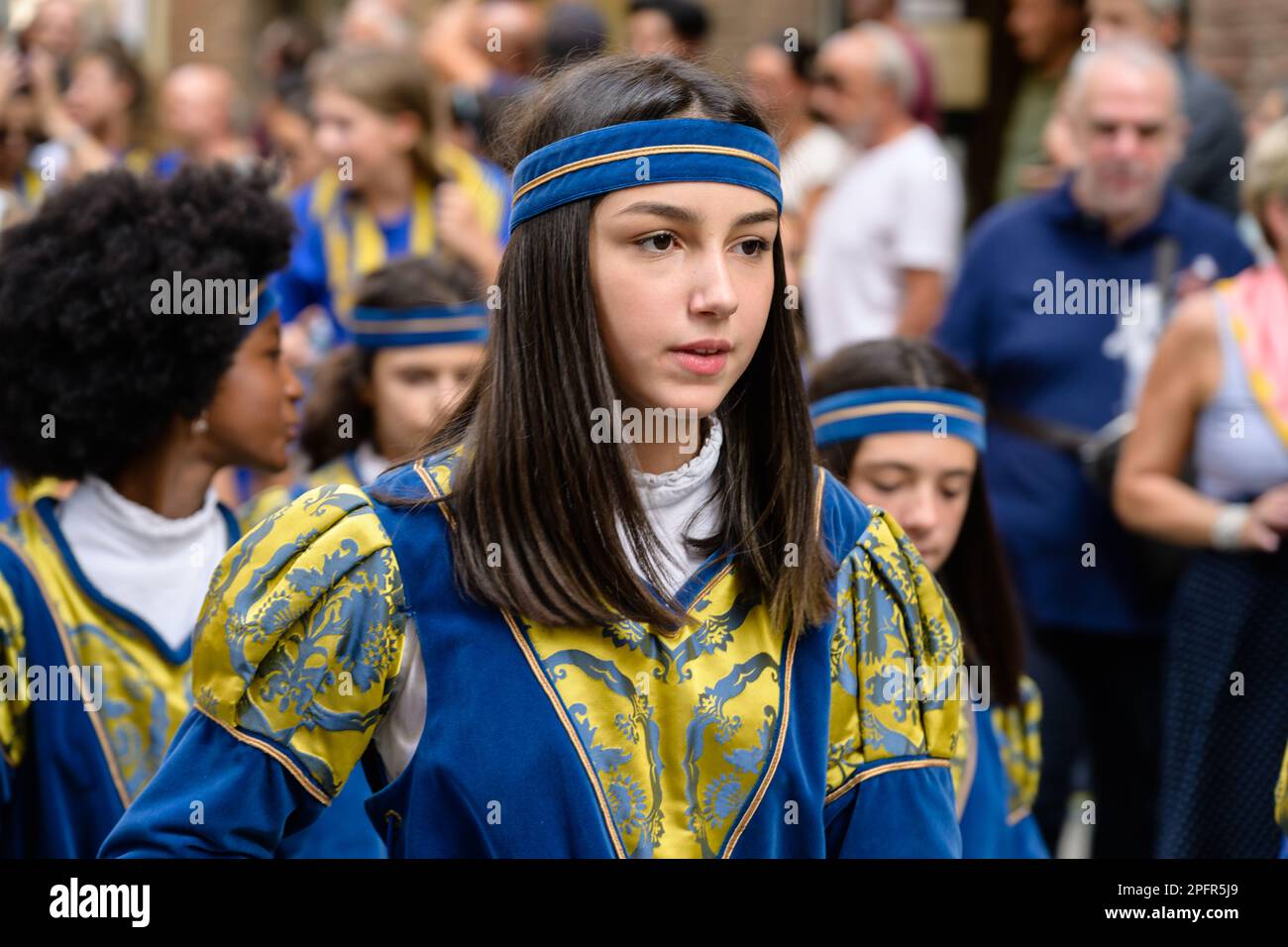 Siena, 14 2022 agosto: Processione del Cero Votivo Fiore in costume tradizionale della Tartuca Contrada al Palio di Siena Foto Stock