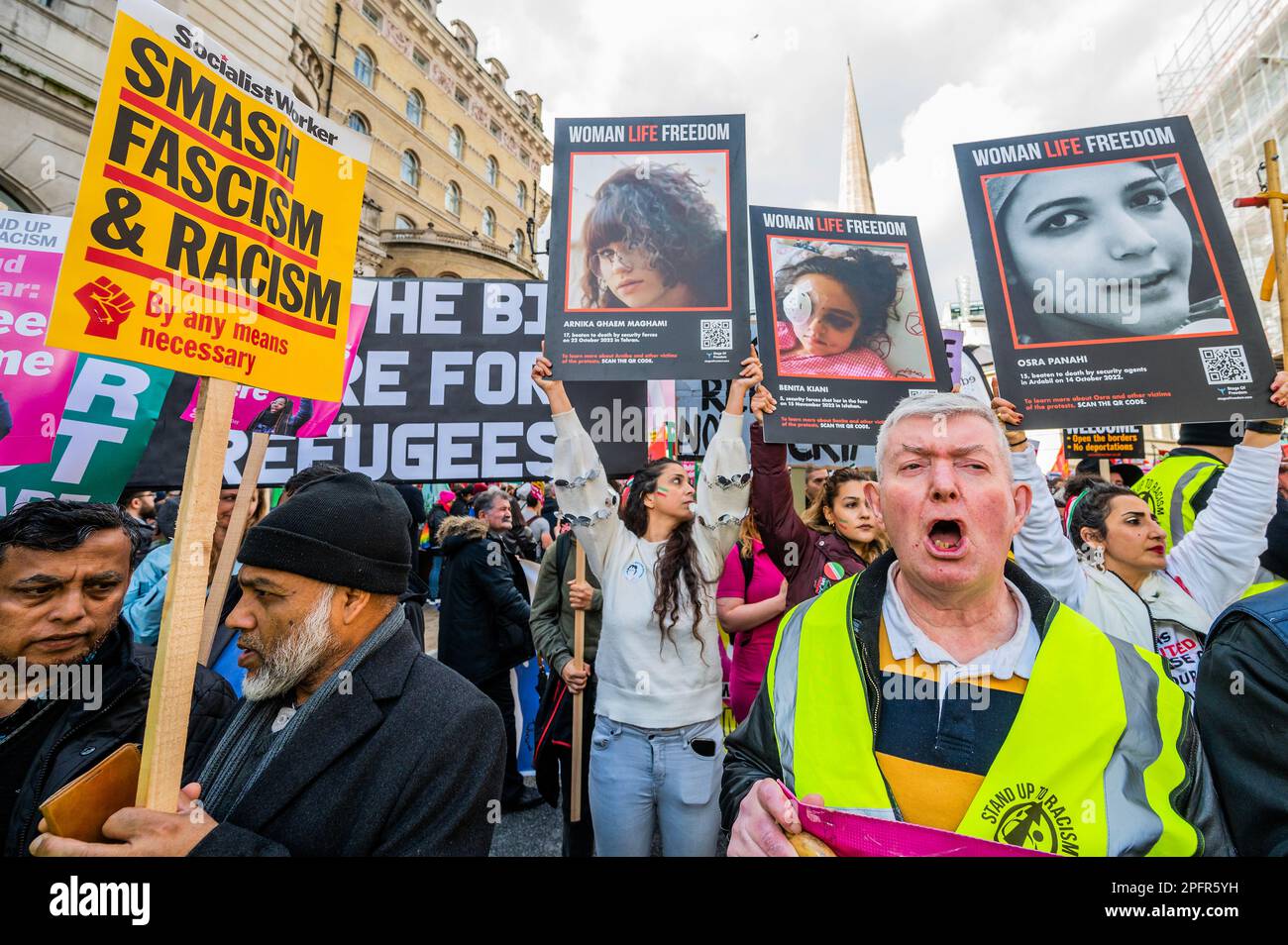 Londra, Regno Unito. 18th Mar, 2023. Donna vita libertà contro Iran manifestanti aderire alla marcia. La marcia inizia fuori dalla BBC a Portland Place - Resistite Racism London march organizzato da Stand Up to Racism. Essi credono che “il governo di Rishi Sunak stia tentando di usare il razzismo per generare la politica del divide et impera nelle nostre comunità e far pagare alla gente comune il costo della crisi” e che Suella Braverman stia aiutando parlando di una “invasione” dell’Inghilterra meridionale. Credit: Guy Bell/Alamy Live News Foto Stock