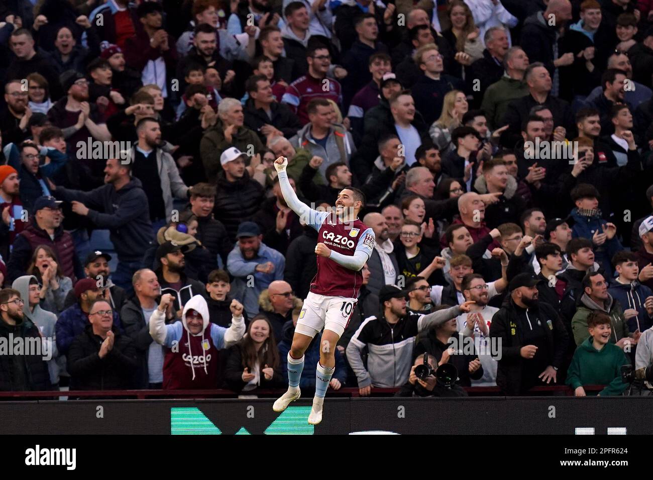 Emiliano Buendia di Aston Villa festeggia il terzo goal della partita durante la partita della Premier League a Villa Park, Birmingham. Data immagine: Sabato 18 marzo 2023. Foto Stock