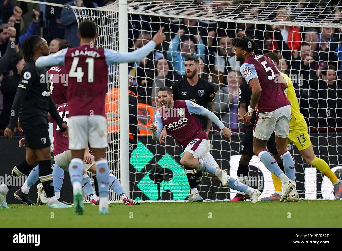 Emiliano Buendia di Aston Villa festeggia il terzo goal della partita durante la partita della Premier League a Villa Park, Birmingham. Data immagine: Sabato 18 marzo 2023. Foto Stock