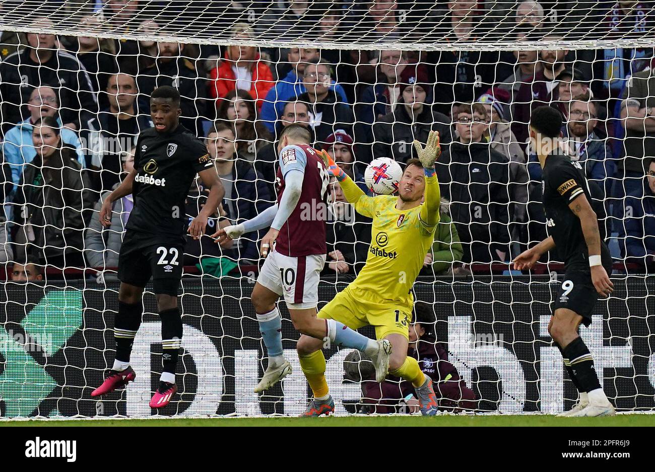 Emiliano Buendia di Aston Villa segna il terzo goal del loro lato durante la partita della Premier League a Villa Park, Birmingham. Data immagine: Sabato 18 marzo 2023. Foto Stock