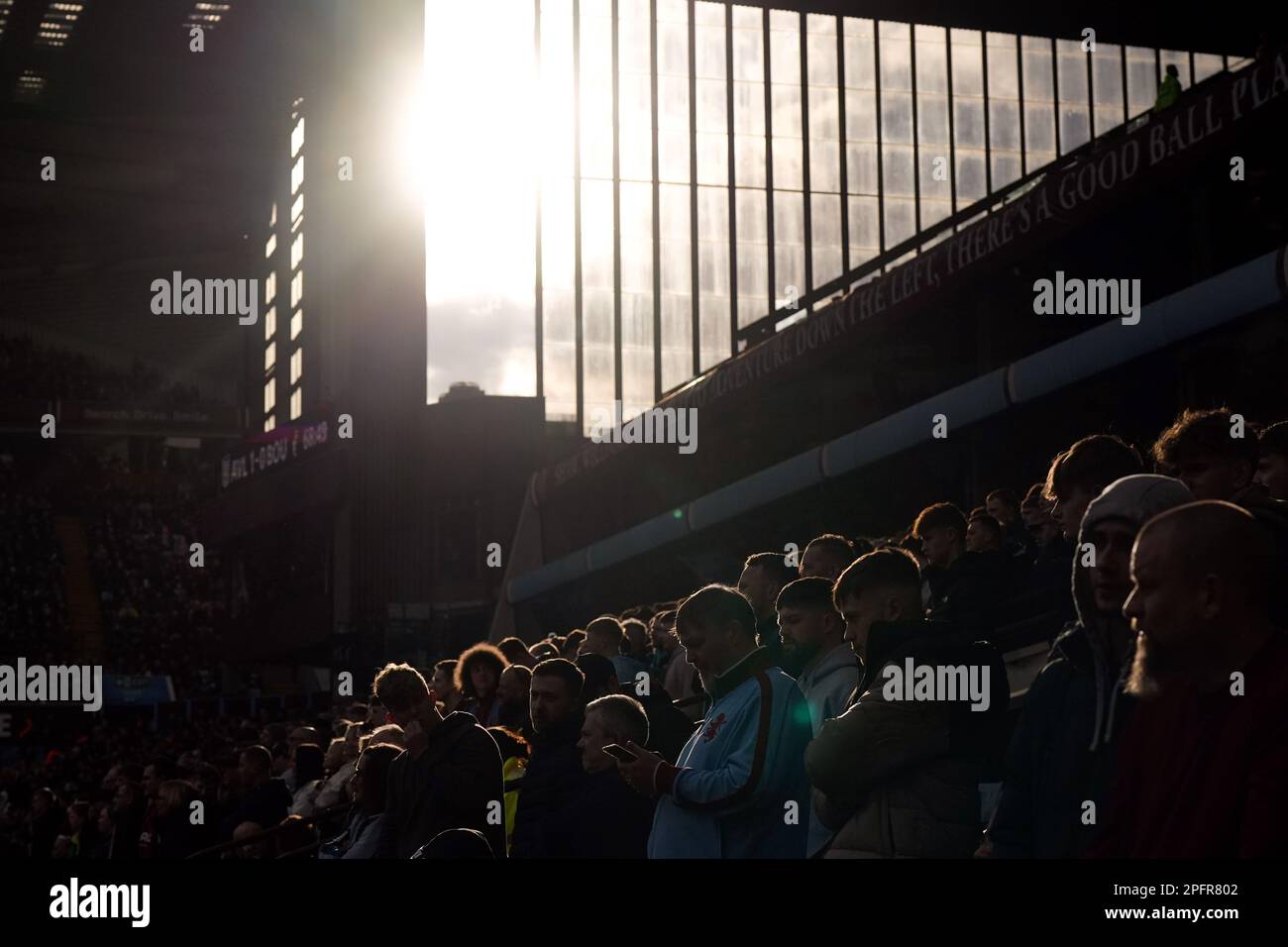 I fan di Aston Villa negli stand durante la partita della Premier League al Villa Park, Birmingham. Data immagine: Sabato 18 marzo 2023. Foto Stock