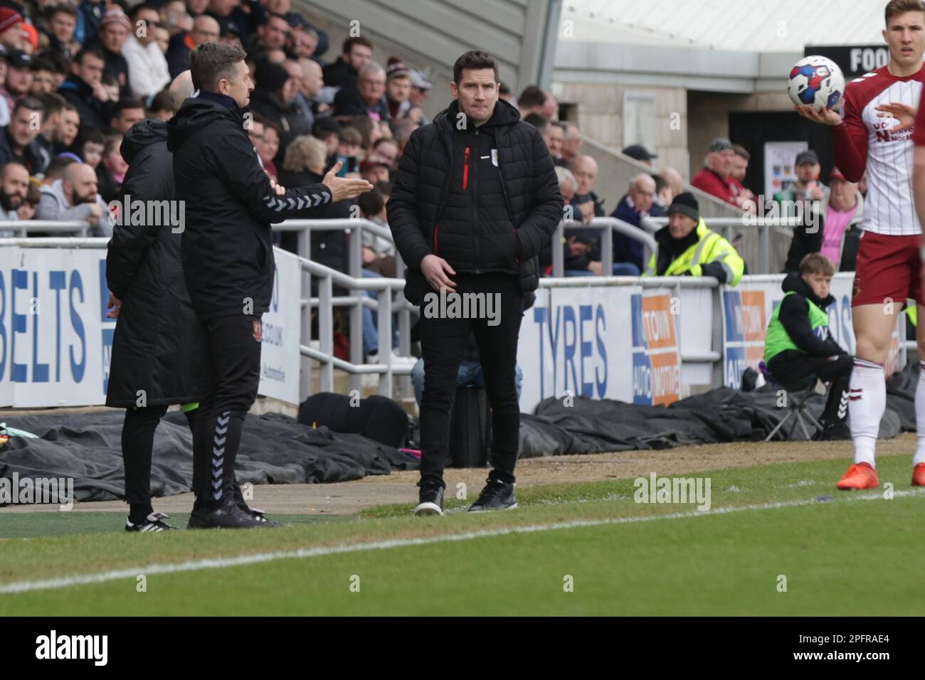 Lee Bell, manager di Crewe Alexandra, durante la prima metà della partita della Sky Bet League 2 tra Northampton Town e Crewe Alexandra al PTS Academy Stadium di Northampton sabato 18th marzo 2023. (Foto: John Cripps | NOTIZIE MI) Credit: NOTIZIE MI & Sport /Alamy Live News Foto Stock