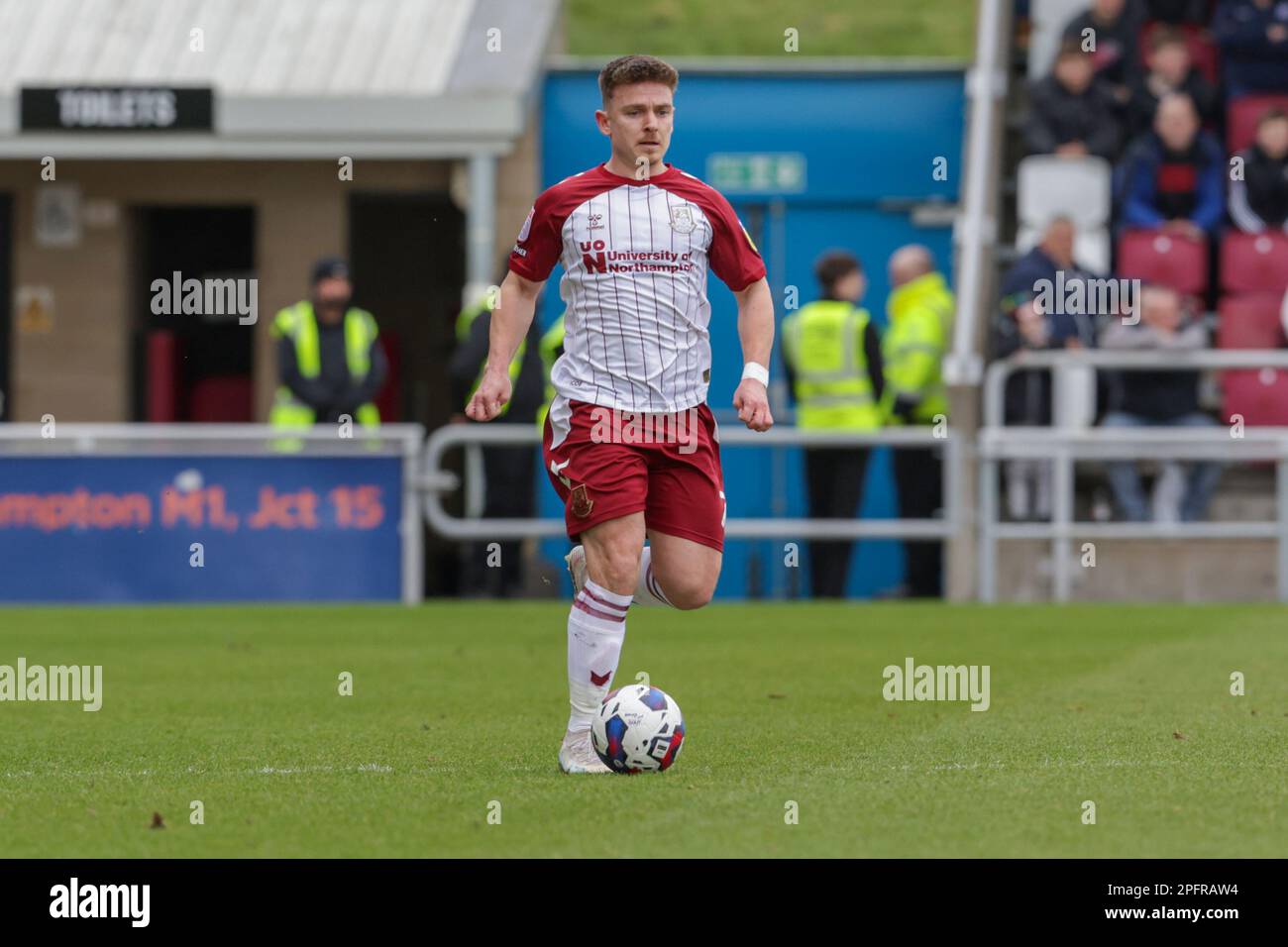 Sam Hoskins di Northampton Town durante la prima metà della partita della Sky Bet League 2 tra Northampton Town e Crewe Alexandra al PTS Academy Stadium di Northampton sabato 18th marzo 2023. (Foto: John Cripps | NOTIZIE MI) Credit: NOTIZIE MI & Sport /Alamy Live News Foto Stock