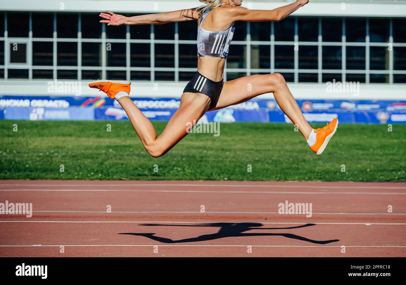 Atleta femminile tripl jump in atletica da competizione, scarpe a punta per il salto, slip e sporty bustier Adidas, sport foto Foto Stock