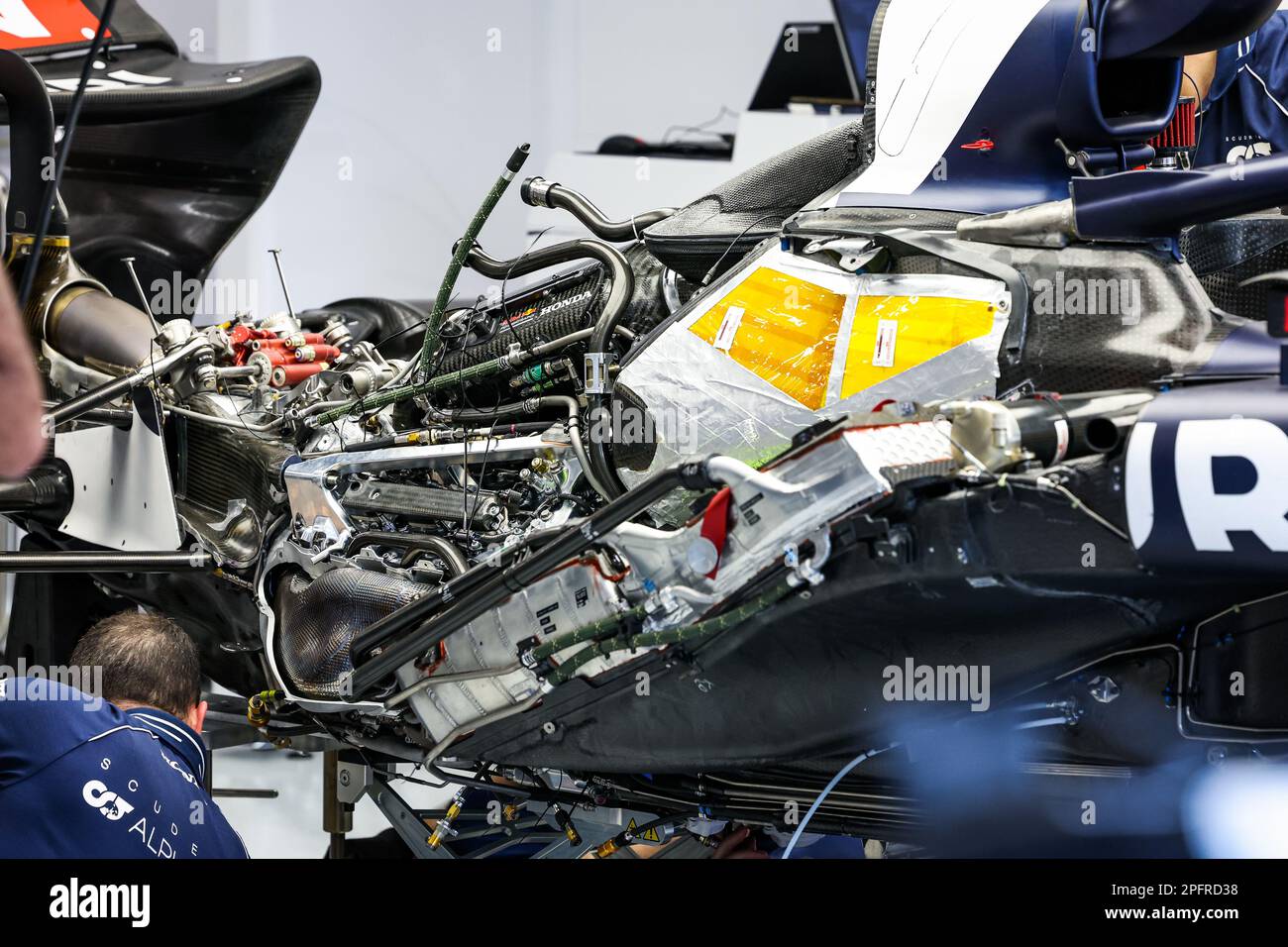 Scuderia AlphaTauri AT04, dettaglio meccanico del motore, del cambio e del  sistema elettronico in garage durante il Gran Premio dell'Arabia Saudita  STC Formula 1 2023, 2nd° round del Campionato del mondo di