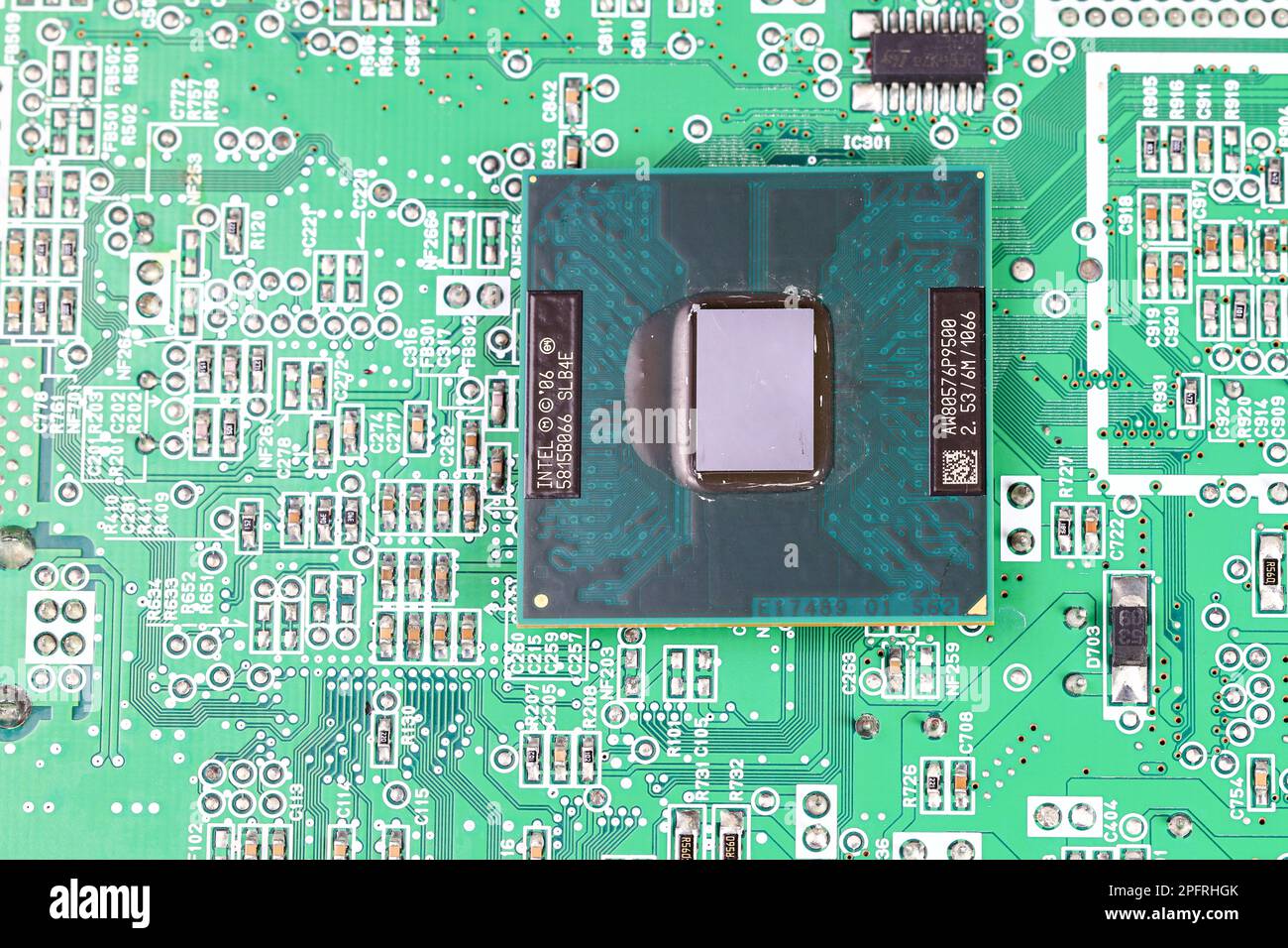 Primo piano della CPU ad alte prestazioni o dell'unità processore centrale sullo sfondo della scheda elettronica. Foto Stock