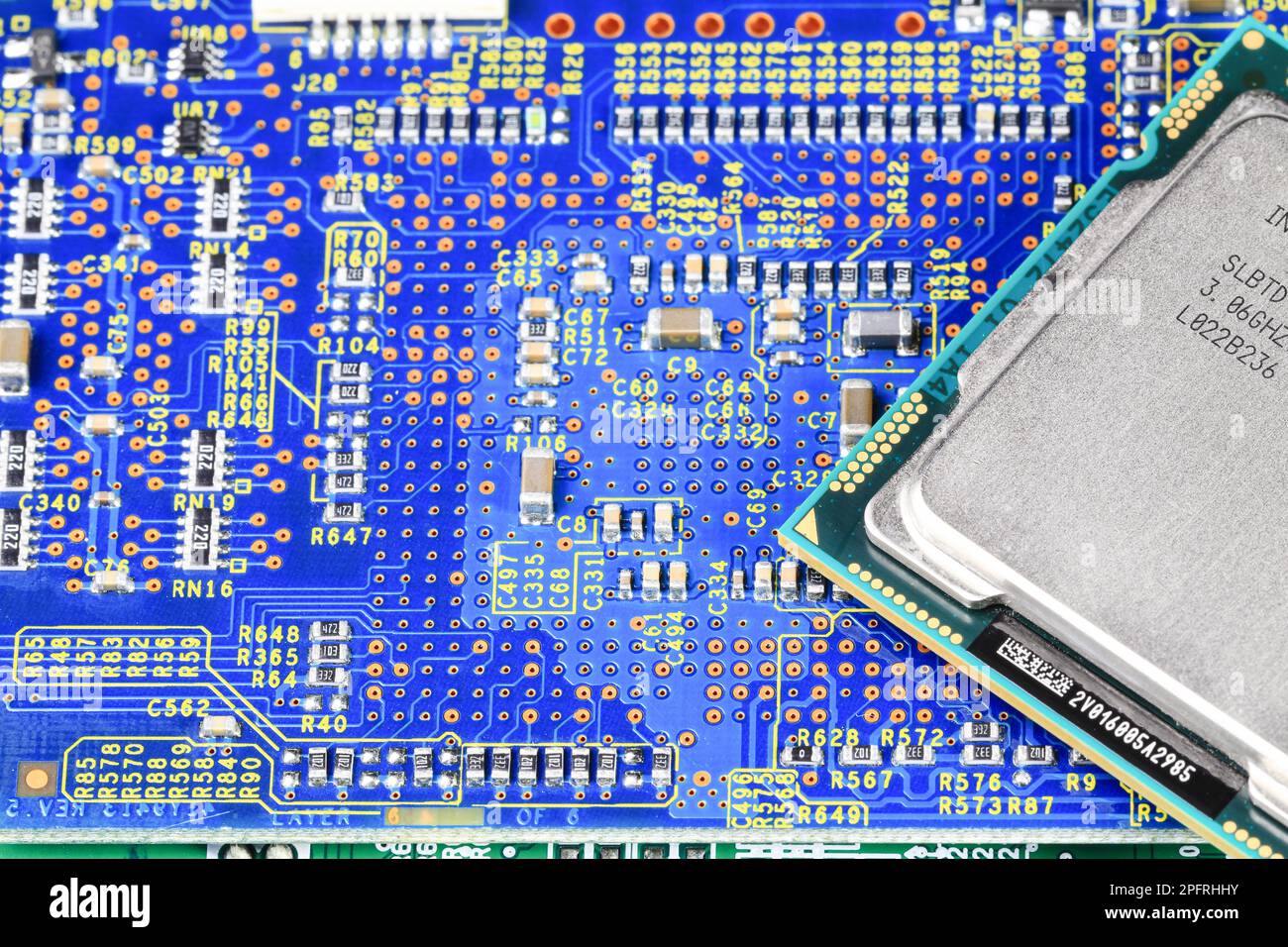 Primo piano della CPU ad alte prestazioni o dell'unità processore centrale sullo sfondo della scheda elettronica. Foto Stock