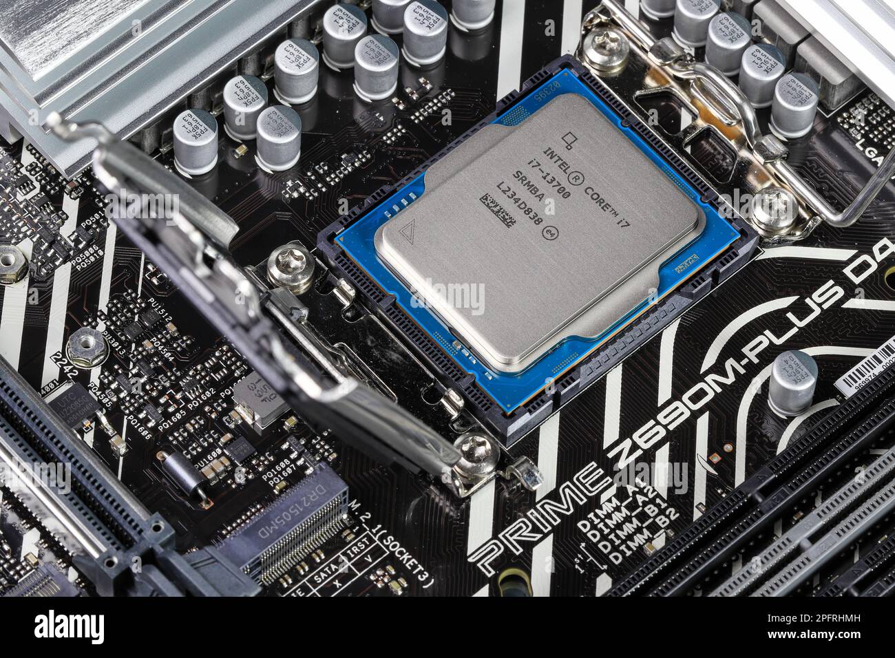 Primo piano della CPU ad alte prestazioni o dell'unità processore centrale installata sulla scheda madre. Foto Stock