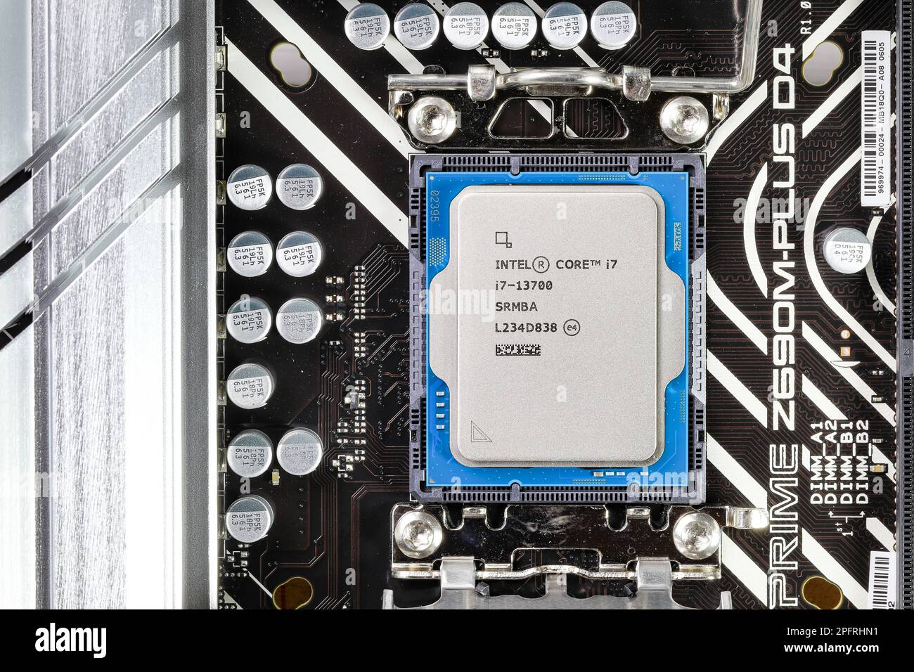 Primo piano della CPU ad alte prestazioni o dell'unità processore centrale installata sulla scheda madre. Foto Stock