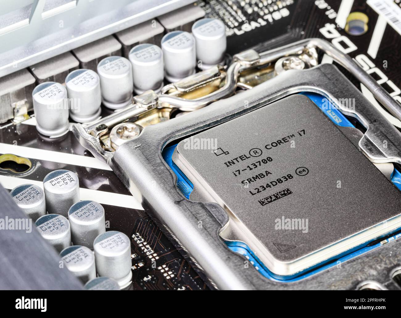 Primo piano della CPU ad alte prestazioni o dell'unità processore centrale installata sulla scheda madre. Foto Stock