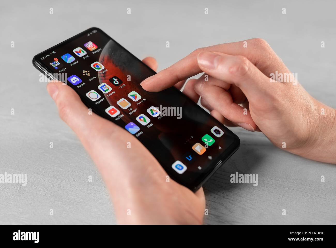 Lodz, Polonia Febbraio 07 2023 utilizza il telefono cellulare, facendo clic sull'icona del logo Play Store per scaricare e acquistare le app. Foto Stock