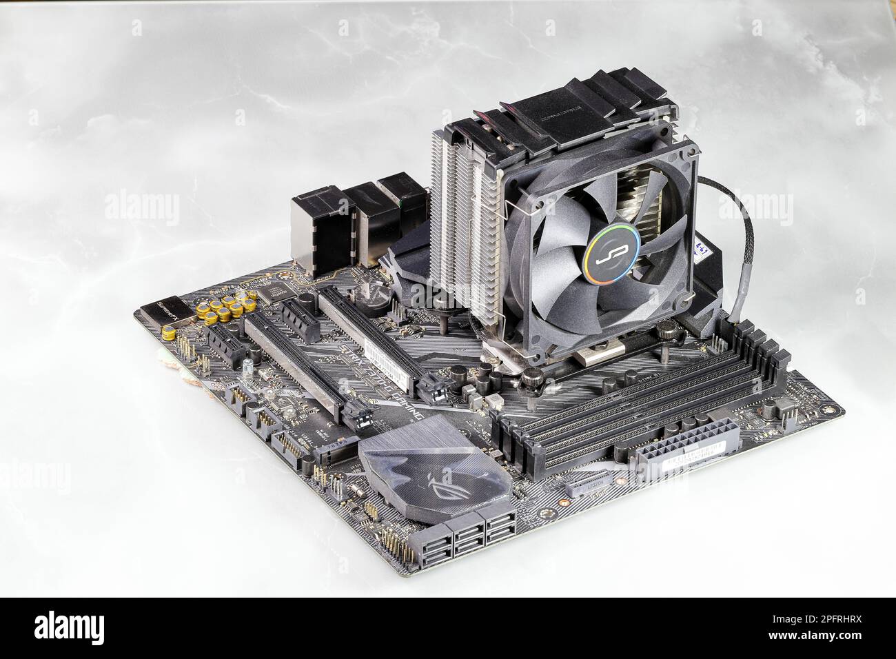 Dissipatore di calore o radiatore del processore del computer sulla scheda madre del computer, radiatore della CPU attiva con ventola, aletta in alluminio e tubo di calore sulla scheda madre del computer. Foto Stock