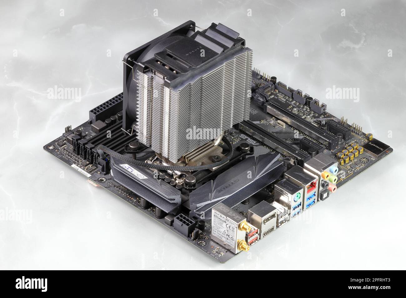 Dissipatore di calore o radiatore del processore del computer sulla scheda madre del computer, radiatore della CPU attiva con ventola, aletta in alluminio e tubo di calore sulla scheda madre del computer. Foto Stock