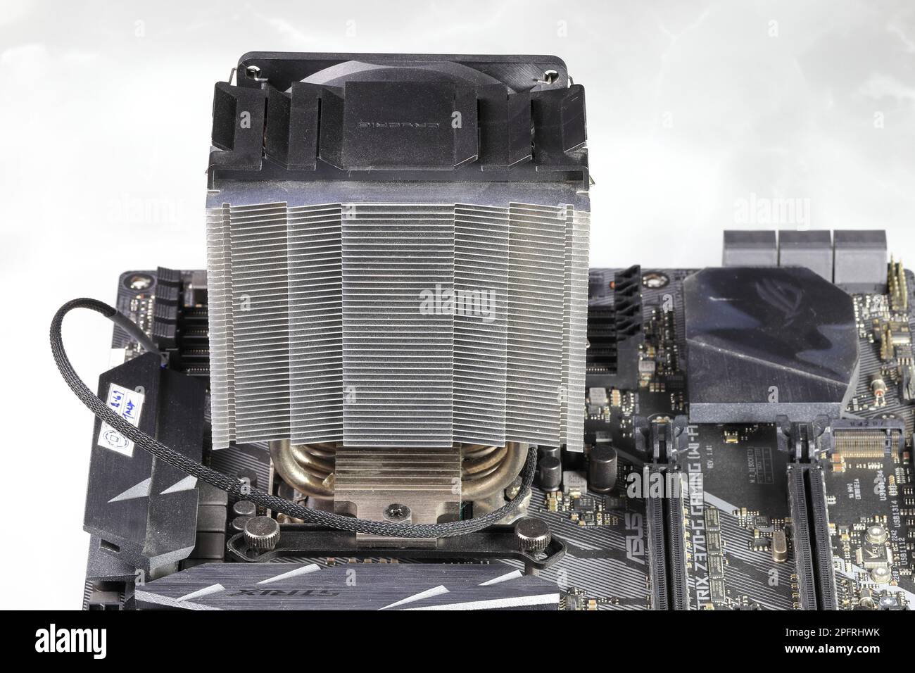 Dissipatore di calore o radiatore del processore del computer sulla scheda madre del computer, radiatore della CPU attiva con ventola, aletta in alluminio e tubo di calore sulla scheda madre del computer. Foto Stock