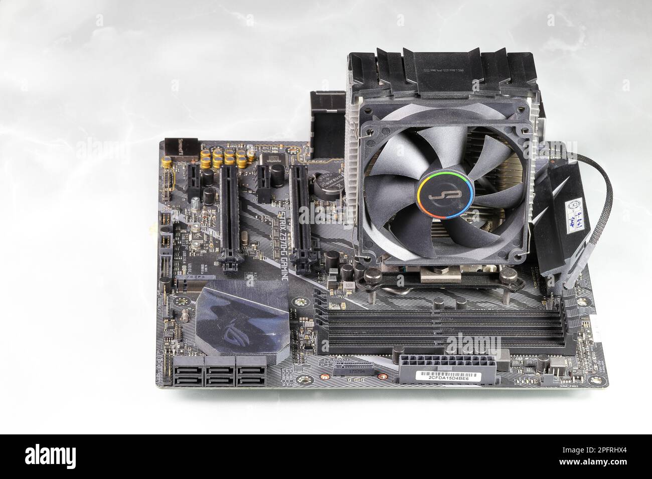 Dissipatore di calore o radiatore del processore del computer sulla scheda madre del computer, radiatore della CPU attiva con ventola, aletta in alluminio e tubo di calore sulla scheda madre del computer. Foto Stock