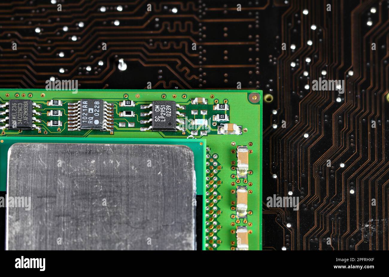 Primo piano della CPU ad alte prestazioni o dell'unità processore centrale sullo sfondo della scheda elettronica. Foto Stock