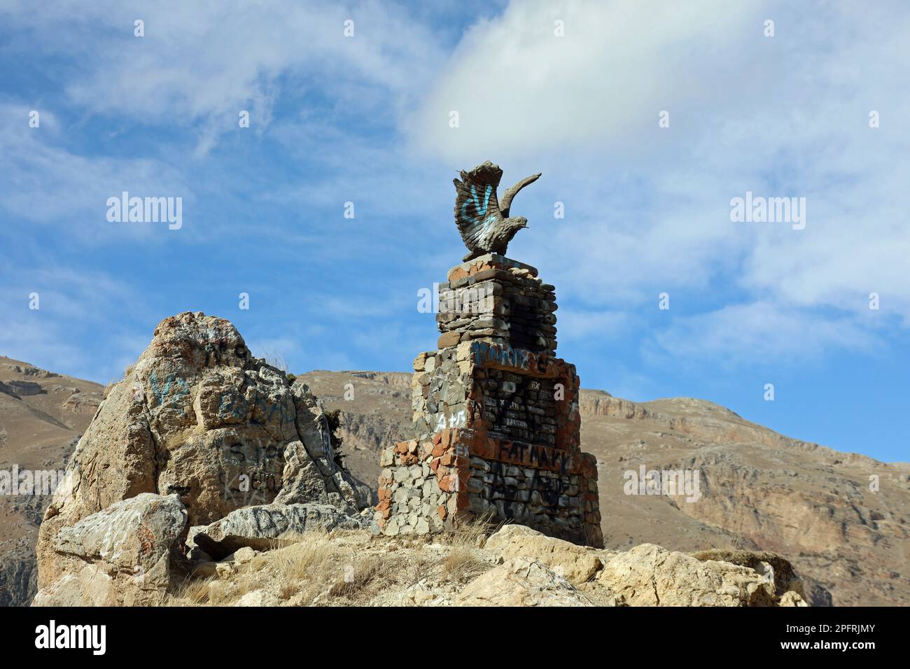 Cima dell'Aquila sulla strada per il villaggio di Xinaliq nelle montagne del Caucaso Foto Stock
