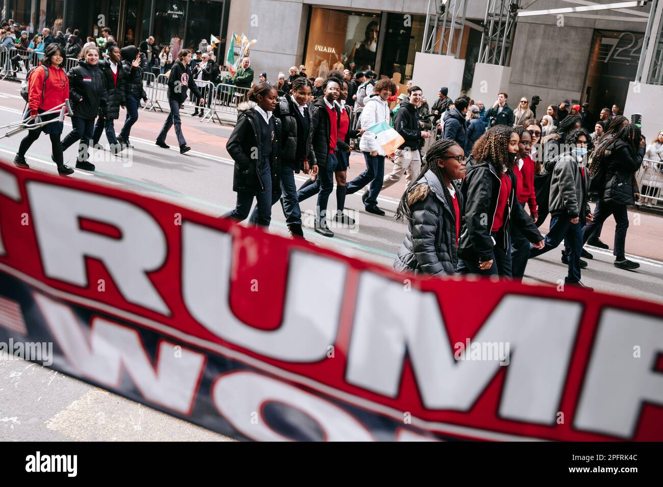 New York, Stati Uniti. 17th Mar, 2023. I Marchers reagiscono a un gruppo che sostiene i segnali pro-Donald Trump e MAGA. Un piccolo contingente di sostenitori dell’ex presidente Donald Trump si è riunito fuori dalla Trump Tower sulla Fifth Avenue durante l’annuale St Parata del giorno di Patrick a New York City. (Foto di Olga Fedorova/SOPA Images/Sipa USA) Credit: Sipa USA/Alamy Live News Foto Stock