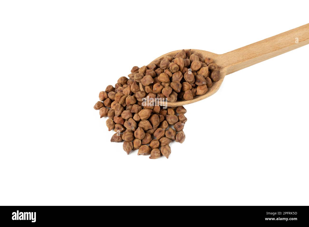 ceci marroni su cucchiaio di legno isolato su fondo bianco. nutrizione. ingrediente alimentare. Foto Stock