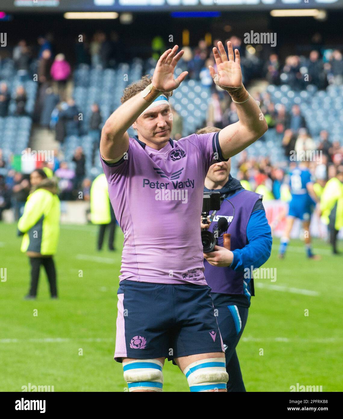 Edimburgo, Regno Unito. 18th Mar, 2023. EDIMBURGO, SCOZIA - 18 MARZO: Il capitano della Scozia, Jamie Ritchie, saluta la folla alla fine della partita di rugby delle sei Nazioni tra Scozia e Italia al Murrayfield Stadium il 12 marzo 2023 a Edimburgo, Regno Unito. ( Credit: Ian Jacobs/Alamy Live News Foto Stock