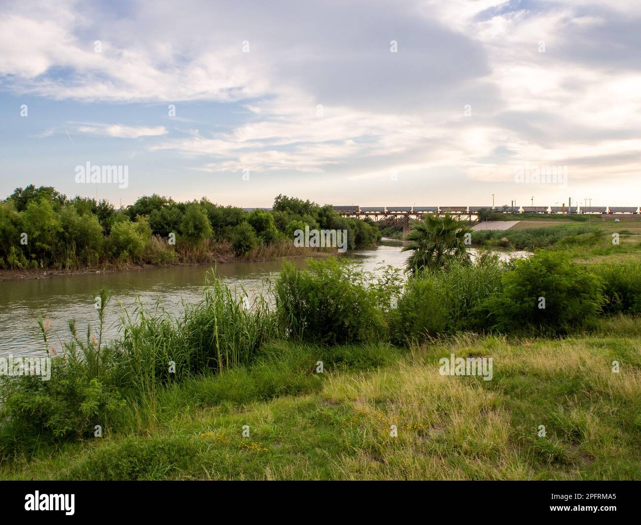 Goditi la vista mozzafiato del Texas Mexican Railway International Bridge, sospeso sopra lo splendido fiume Rio Grande, che collega l'unità Foto Stock