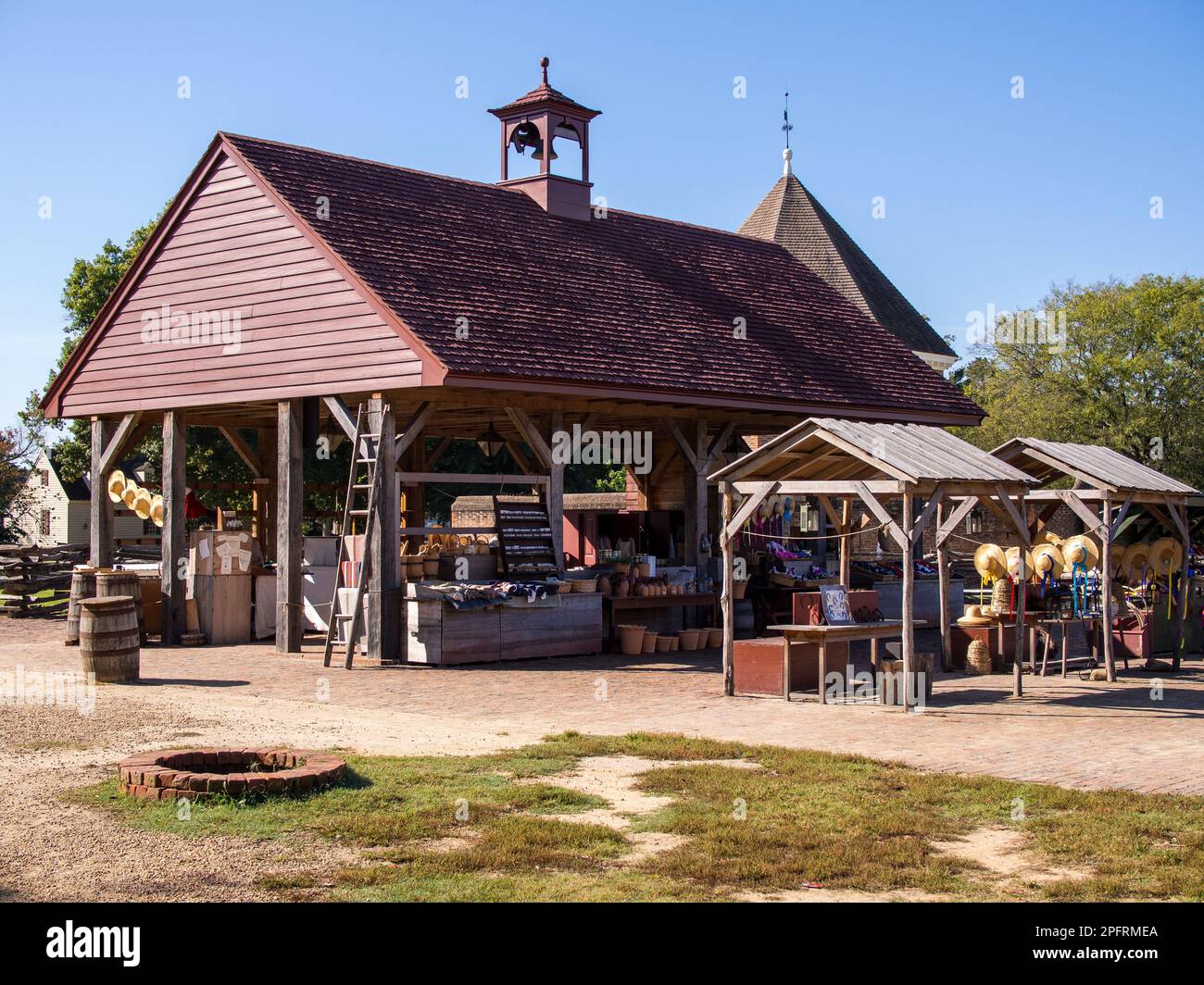Torna indietro nel tempo con questa splendida fotografia di un mercato coloniale di Williamsburg in una giornata di sole! Il cielo blu chiaro fornisce lo sfondo perfetto per Foto Stock