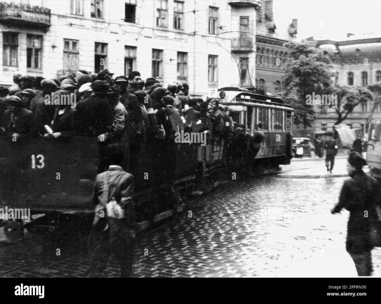 Nelle prime fasi del WW2 gli ebrei dell'europa occupata dai nazisti furono arrotondati e costretti a diventare ghetti affollati. Quando fu presa la decisione di ucciderli tutti furono deportati in centri di sterminio per essere assassinati. Questa immagine mostra gli ebrei che ritornano al Ghetto di Varsavia impacchettati su un treno dopo il lavoro. Foto Stock