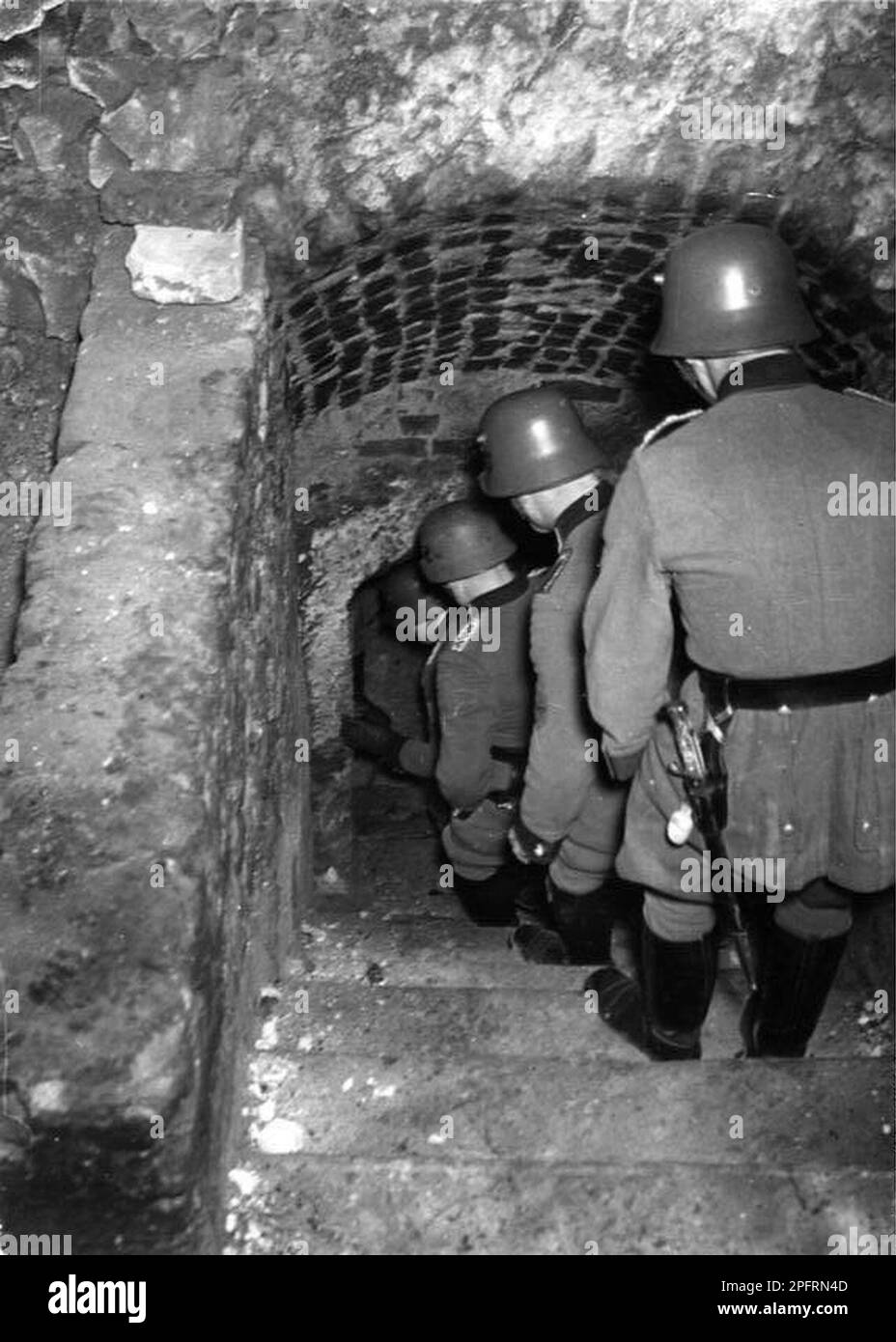 Nelle prime fasi del WW2 gli ebrei dell'europa occupata dai nazisti furono arrotondati e costretti a diventare ghetti affollati. Quando fu presa la decisione di ucciderli tutti furono deportati in centri di sterminio per essere assassinati. Questa immagine mostra i soldati tedeschi che scendono nei profondi seminterrati della città di Lublino alla ricerca di ebrei nascosti. Foto Stock