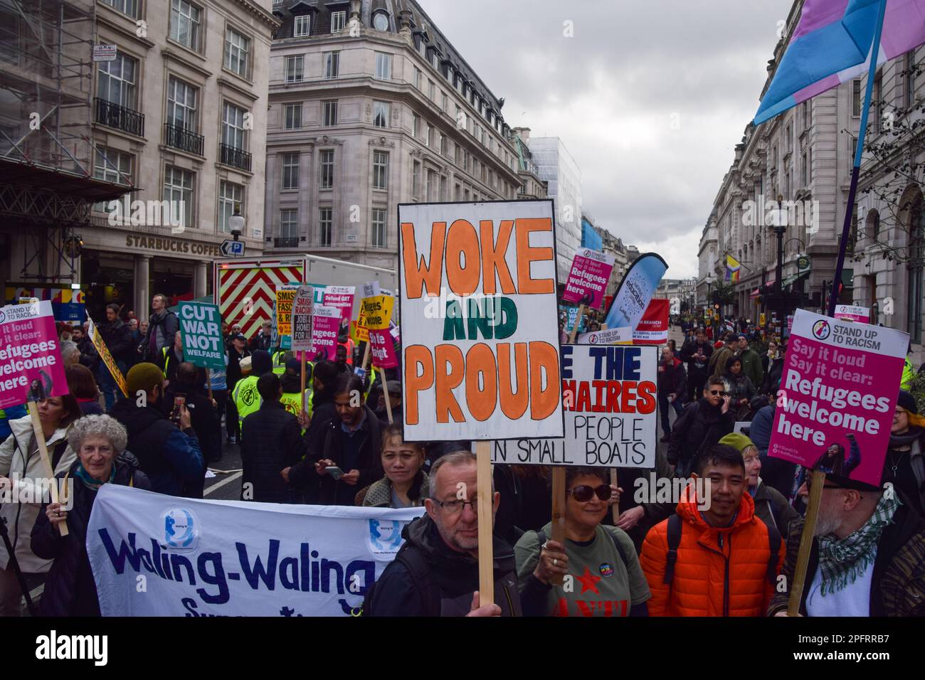 Londra, Regno Unito. 18th marzo 2023. Manifestanti al di fuori della sede centrale della BBC. Migliaia di persone hanno marciato per il centro di Londra a sostegno dei rifugiati e per protestare contro il razzismo e contro la legge sull'immigrazione illegale del governo britannico. Credit: Vuk Valcic/Alamy Live News Foto Stock