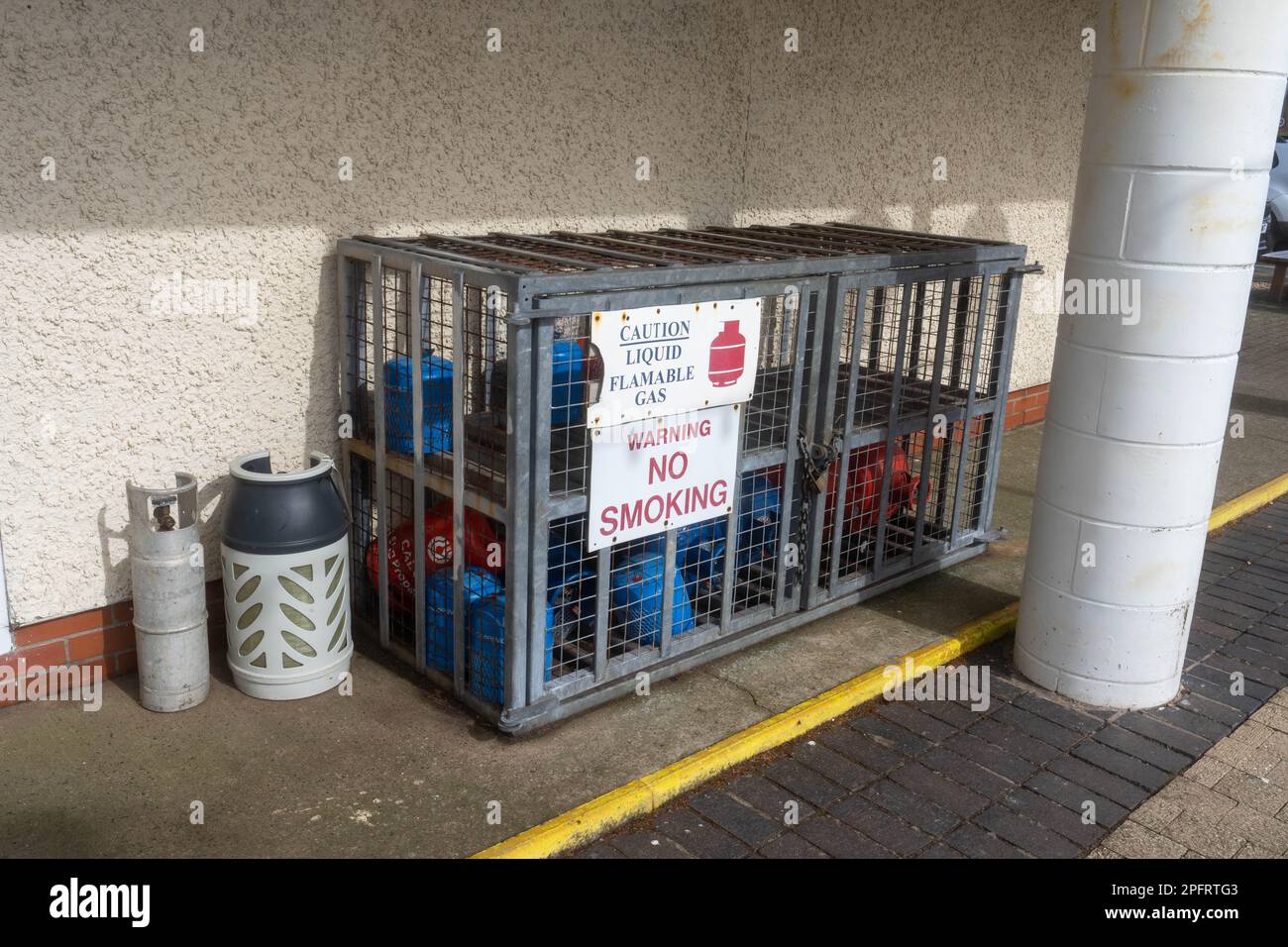 Crisi del gas. Bombole di gas immagazzinate in una gabbia. Bombole di gas bloccate dietro la griglia Foto Stock