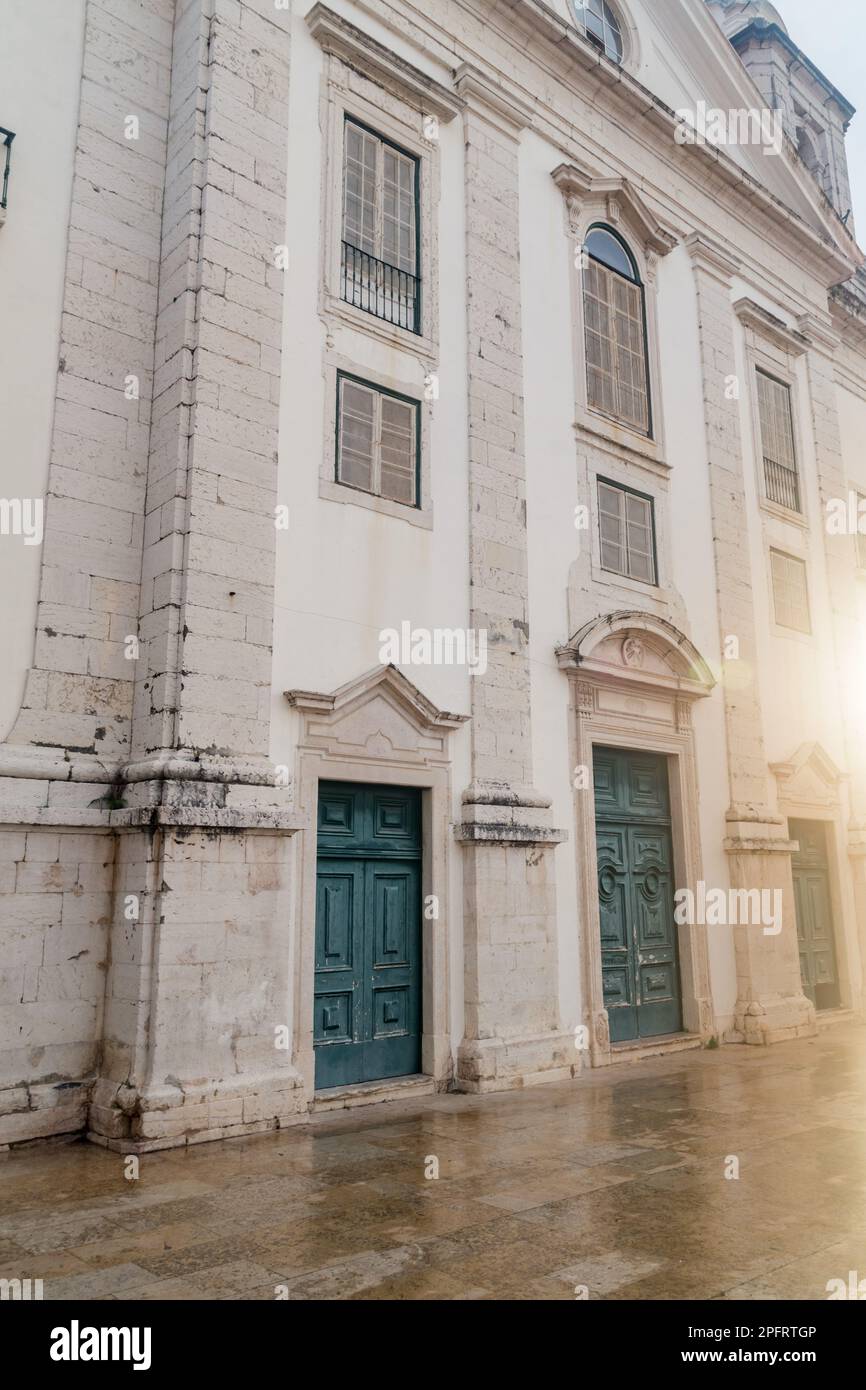Lisbona, Portogallo - 4 dicembre 2022: Quartiere Alfama di Lisbona con la Chiesa di Santo Stefano (portoghese: Igreja de Santo Estevao). Foto Stock