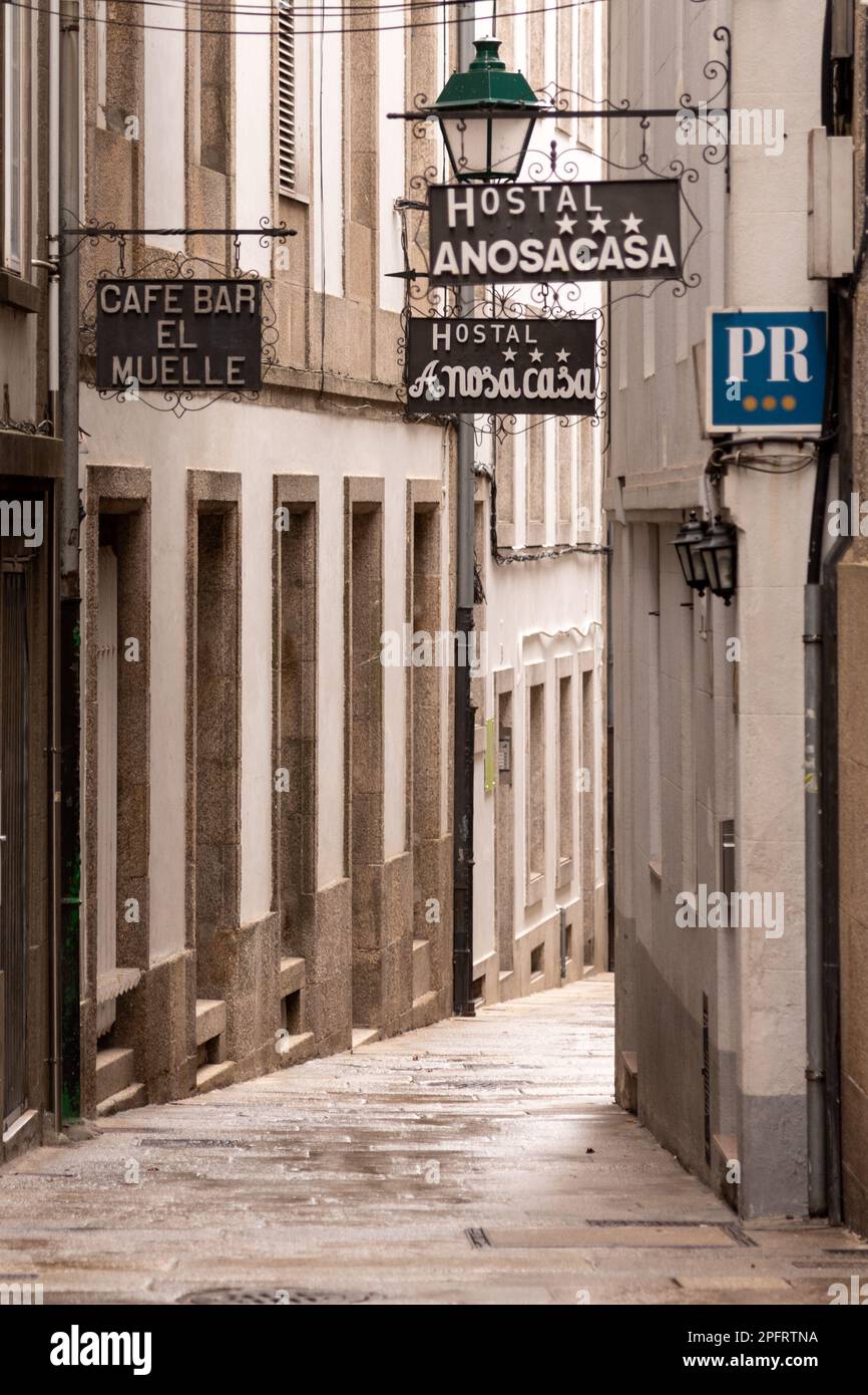 Esplorando le pittoresche strade antiche dei piccoli villaggi galiziani, si può ammirare l'architettura tradizionale e immergersi nell'autentica via locale Foto Stock