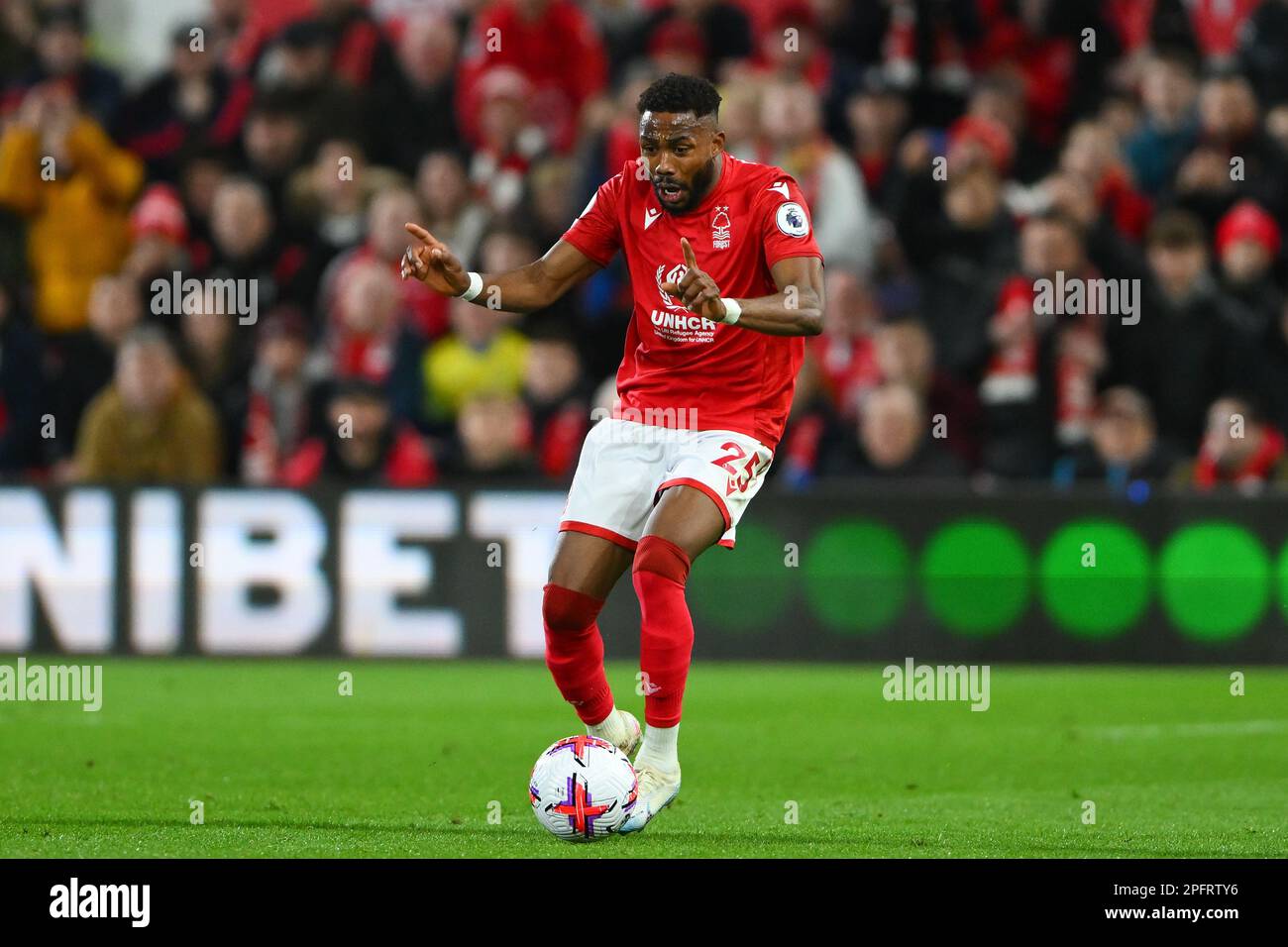 Emmanuel Dennis di Nottingham Forest reagisce al fischio degli arbitri durante la partita della Premier League tra Nottingham Forest e Newcastle United al City Ground di Nottingham venerdì 17th marzo 2023. (Foto: Jon Hobley | NOTIZIE MI) Credit: NOTIZIE MI & Sport /Alamy Live News Foto Stock