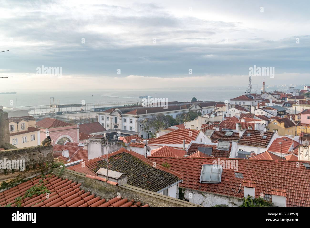 Lisbona, Portogallo - 4 dicembre 2022: Vista dal punto di vista di Santo Estevao. Foto Stock
