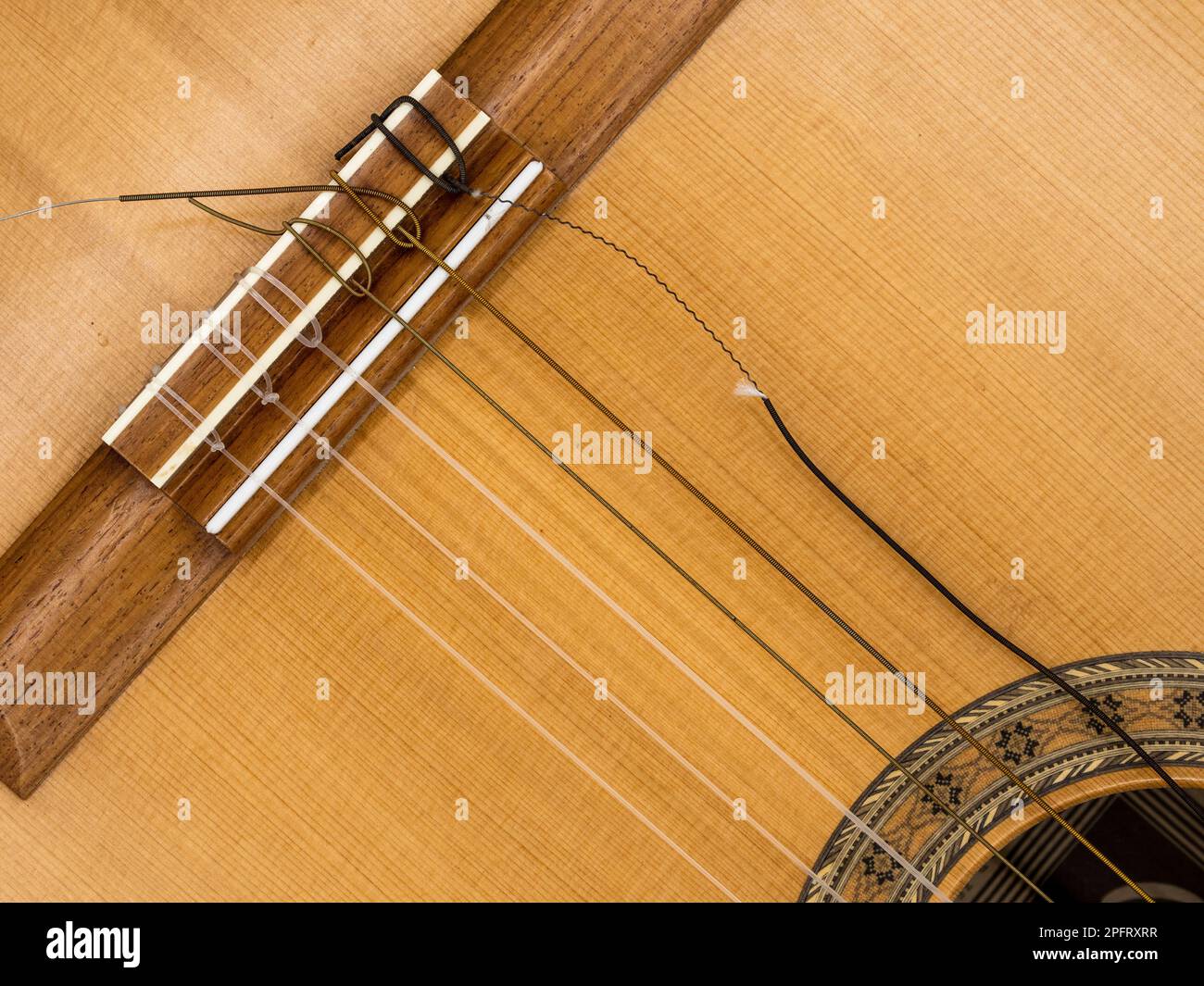 Una stringa di chitarra rotta può essere frustrante, ma è facile da riparare. Foto Stock