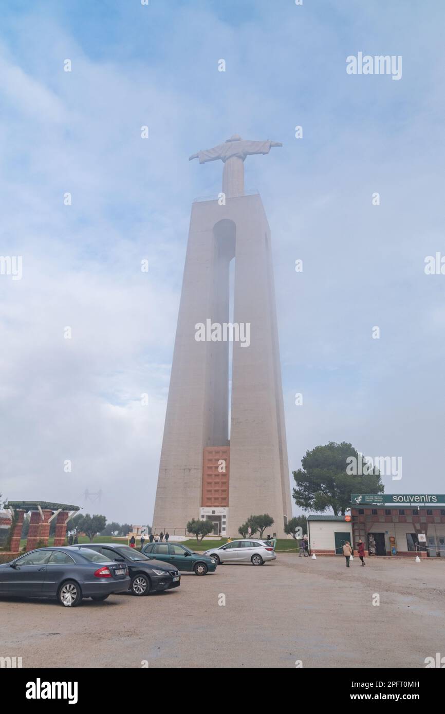Almada, Portogallo - 4 dicembre 2022: Monumento a Gesù Cristo nel Santuario Nazionale di Cristo Re. Foto Stock