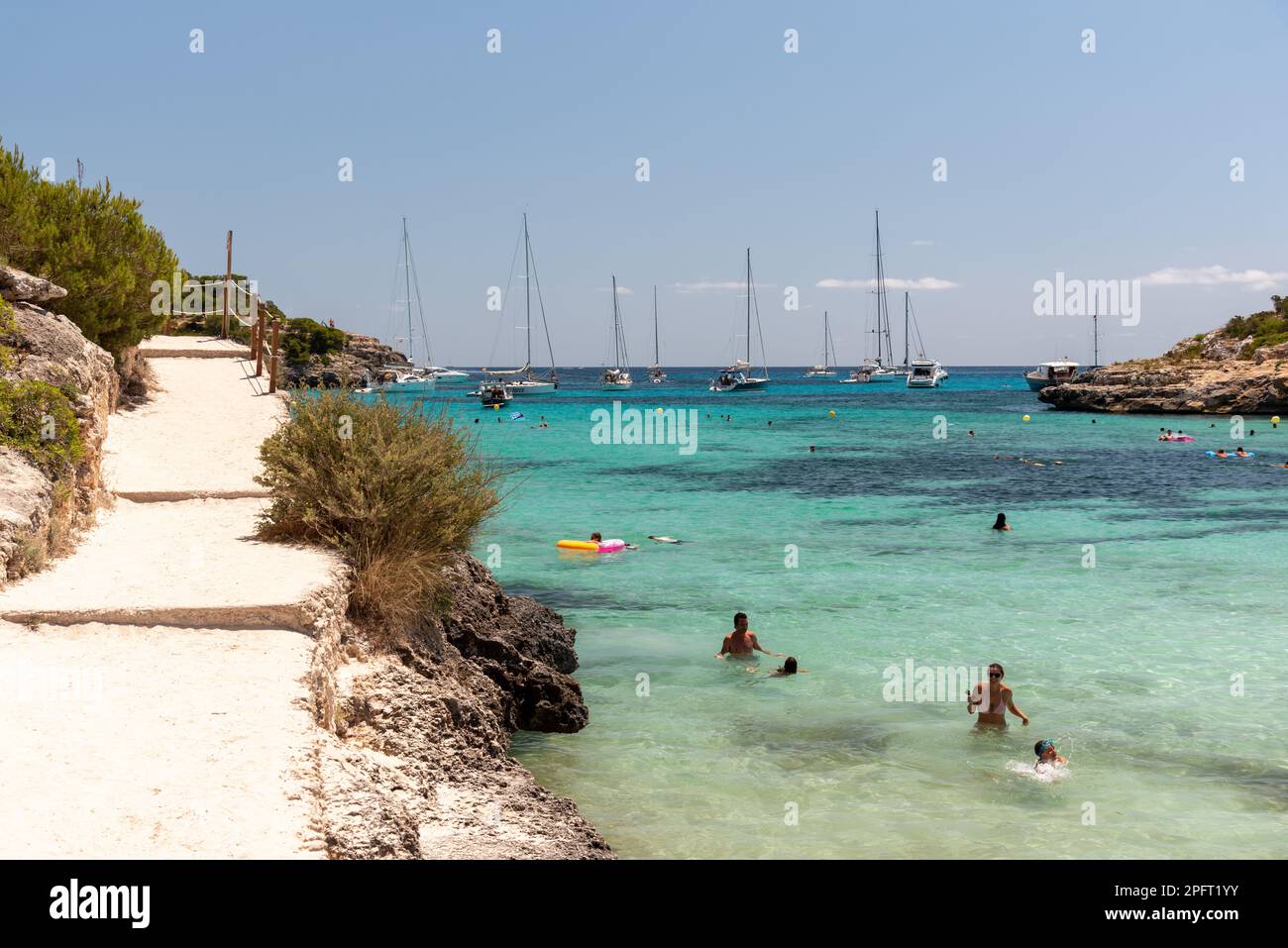 L'affascinante villaggio di pescatori di Port de Soller a Mallorca, Spagna, vanta una splendida spiaggia con acque cristalline, circondata da pittoreschi caffè e c. Foto Stock