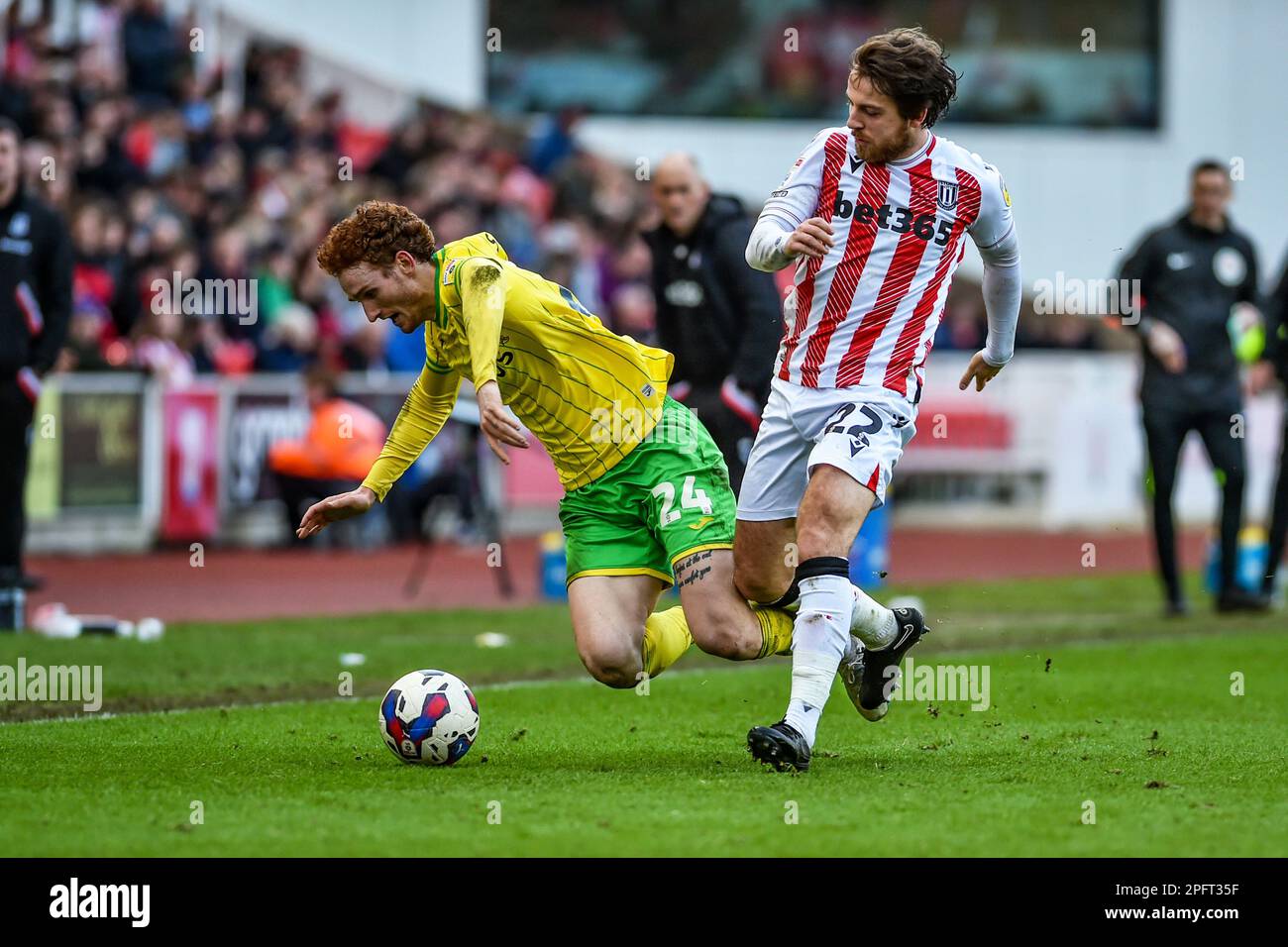 18th marzo 2023; Bet365 Stadium, Stoke, Staffordshire, Inghilterra; EFL Championship Football, Stoke City contro Norwich City; Josh Sargent di Norwich è imbrigliato da ben Pearson di Stoke Foto Stock