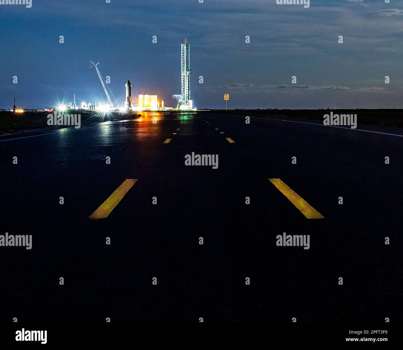First Mile to Mars - SpaceX impianto di lancio al crepuscolo Foto Stock
