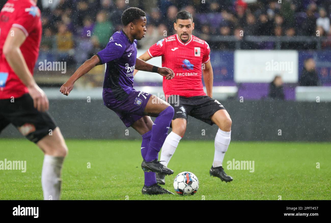 Simion Michez di RSCA Futures combatte per la palla durante una partita di calcio tra RSCA Futures (Anderlecht U23) e RWD Molenbeek, sabato 18 marzo 2023 a Bruxelles, il giorno 4 (su 10) dei Play-off promozionali della 2022-2023 seconda divisione del campionato belga "Challenger Pro League" 1B. BELGA PHOTO VIRGINIE LEFOUR Foto Stock