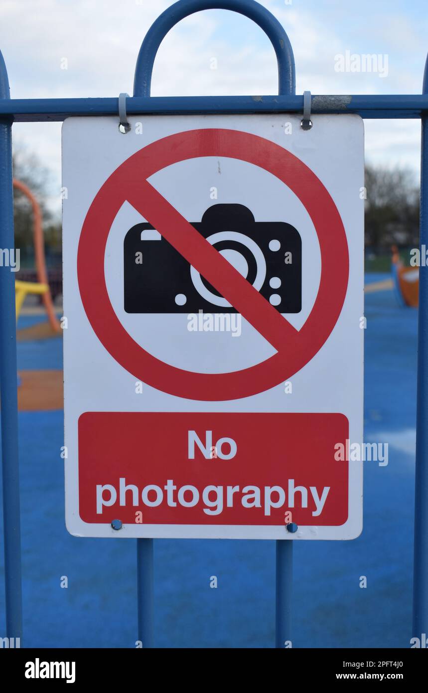 Cartello "No photography" sulle ringhiere in un'area giochi per bambini. Foto Stock