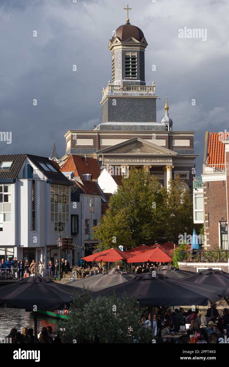 04 ottobre 2021, Leiden (Paesi Bassi), l'Hartebrugkerk è una chiesa situata a Leiden, nei Paesi Bassi, e prende il nome dall'omonimo ponte dell'epoca Foto Stock