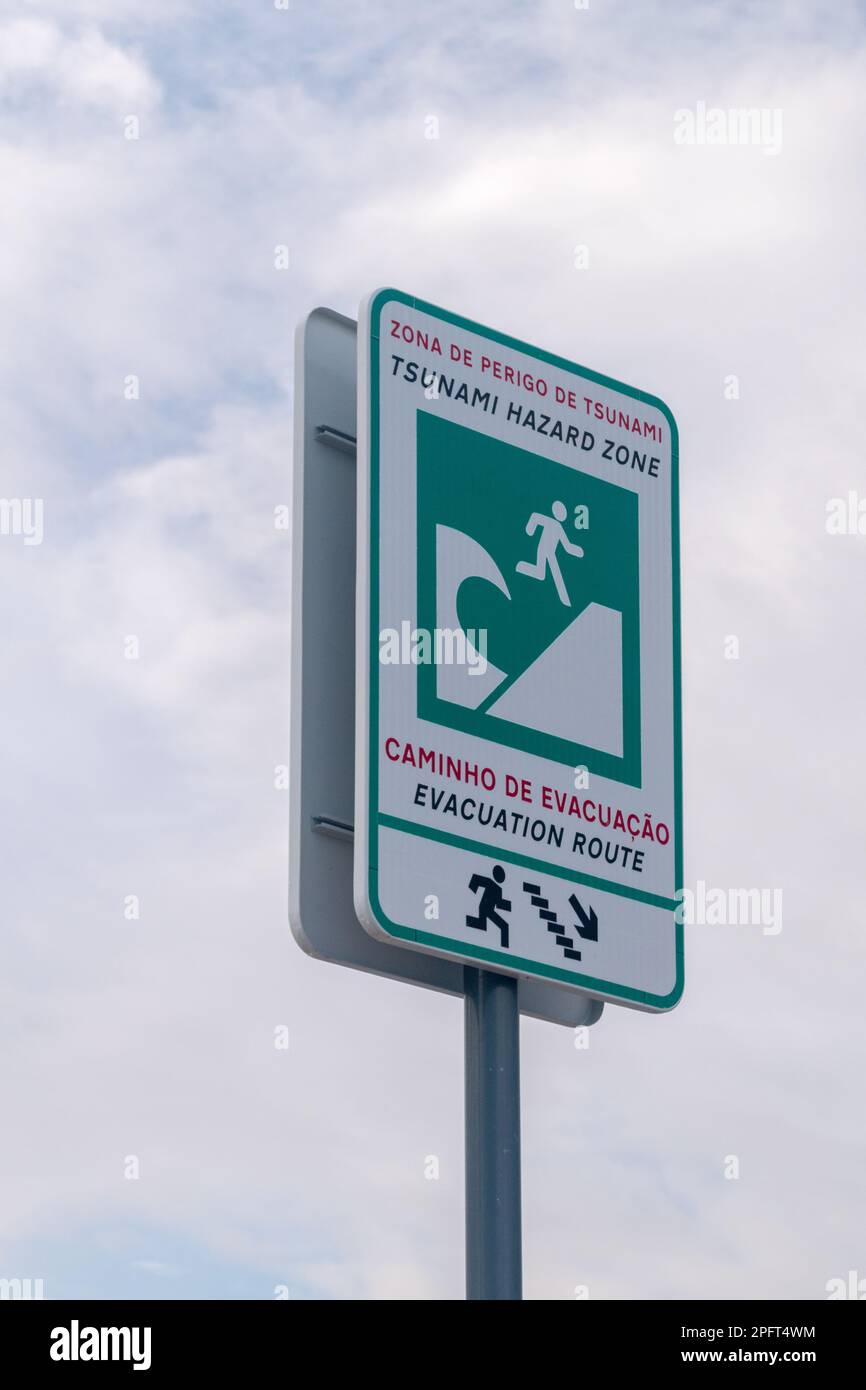 Lisbona, Portogallo - 4 dicembre 2022: Informazioni sulla zona a rischio di tsunami e sulla via di evacuazione. Foto Stock