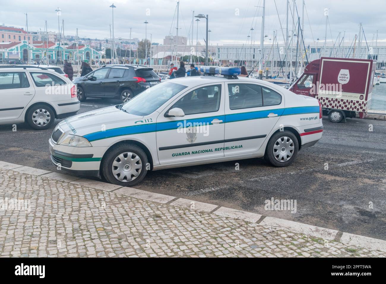 Lisbona, Portogallo - 4 dicembre 2022: Vettura della Guardia Nazionale Repubblicana (portoghese: Guarda Nacional Republicana). Il GNR è la forza nazionale della gendarmeria Foto Stock