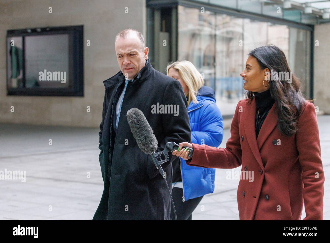 Christopher Heaton-Harris, Segretario di Stato per l'Irlanda del Nord, arriva agli studi della BBC nel centro di Londra prima di comparire sulla BBC con Laura Kue Foto Stock
